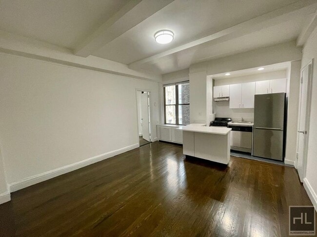 Building Photo - 140 E 46th St