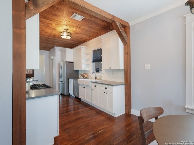 Building Photo - Adorable home 2/2 In Mancke Park