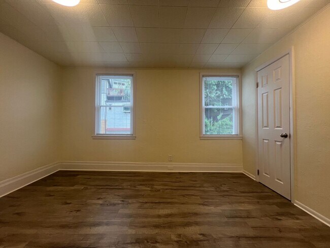 Building Photo - Now showing this updated 3BR 1.5 bath house!