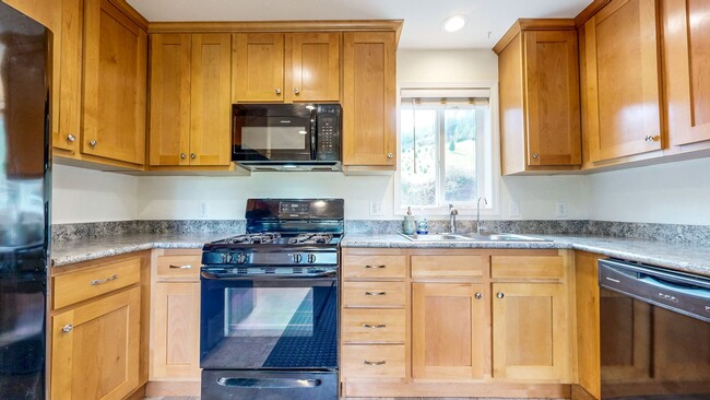 Building Photo - Gated 2 bedroom 1 bath at Pochini Family Farm!