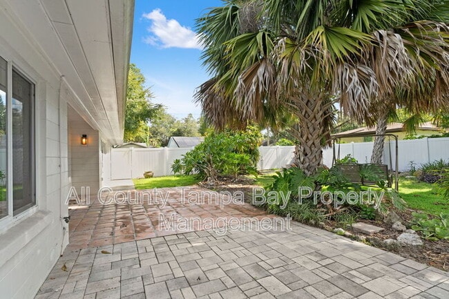 Building Photo - 2725 N Myrtle Ave