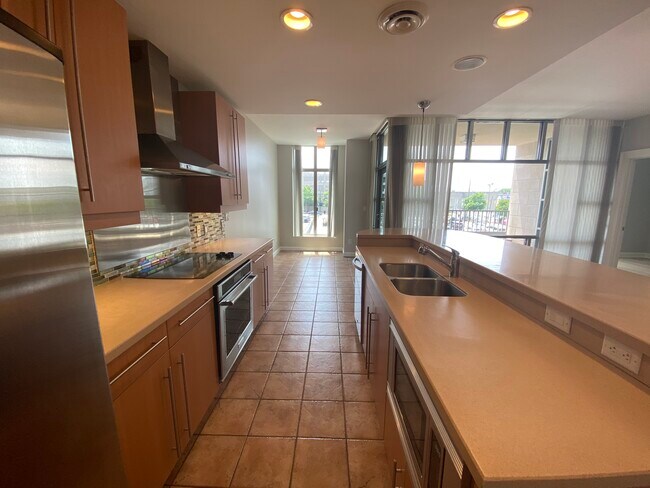 Building Photo - 250 Park Avenue W NW