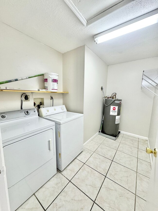 Building Photo - ** BONITA SPRINGS ** 2 BED / 1 BATH ** WES...