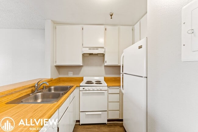 Building Photo - Coastal 1 Bed, 1 Bath Condo Available NOW ...