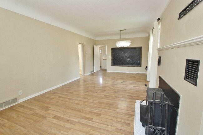 Building Photo - Charming Home in Caldwell