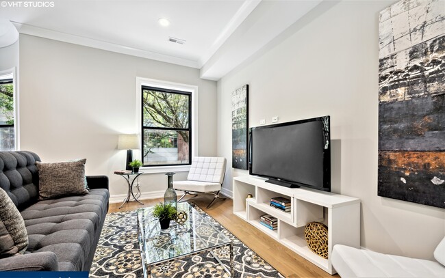 Building Photo - 2244 N Kenmore Ave