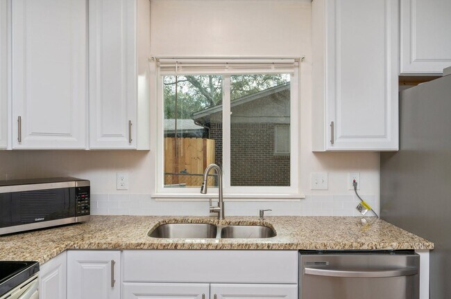 Building Photo - Renovated 3 bedroom house in Niceville!