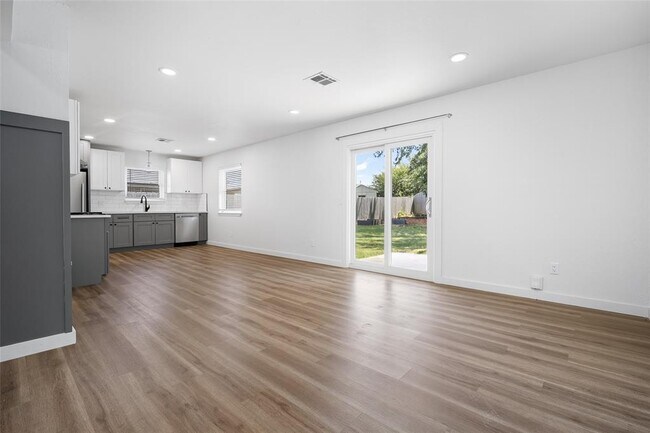 Building Photo - 630 S Heights Dr