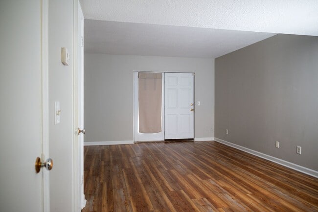 Building Photo - Centrally located between downtown and Eas...