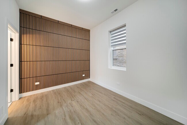 Building Photo - 1137 N Francisco Ave