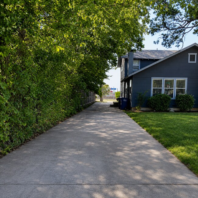Building Photo - 3/2 Bungalo-style off Birchman