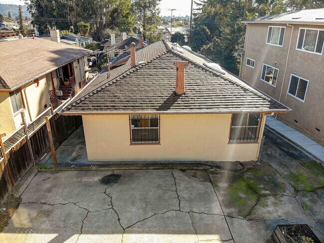 Building Photo - 3047-3049 Berlin Way