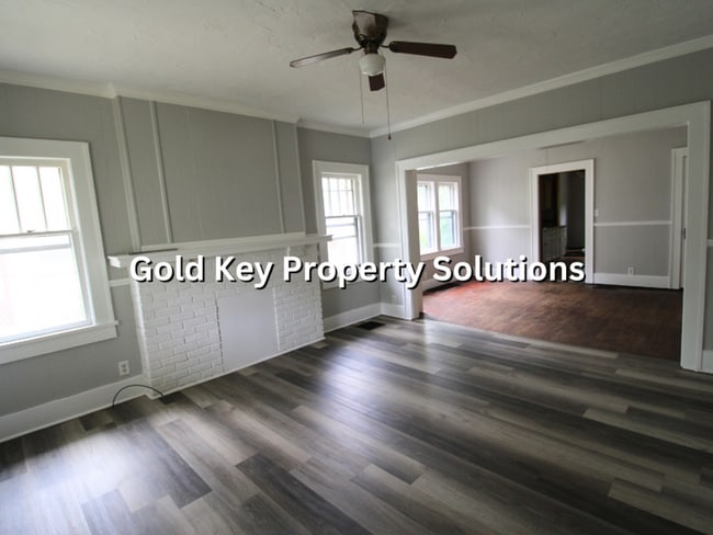 Building Photo - Spacious 3 BR 1 BA House with Dining Room and Fenced Backyard. (SECTION 8 APPROVED)