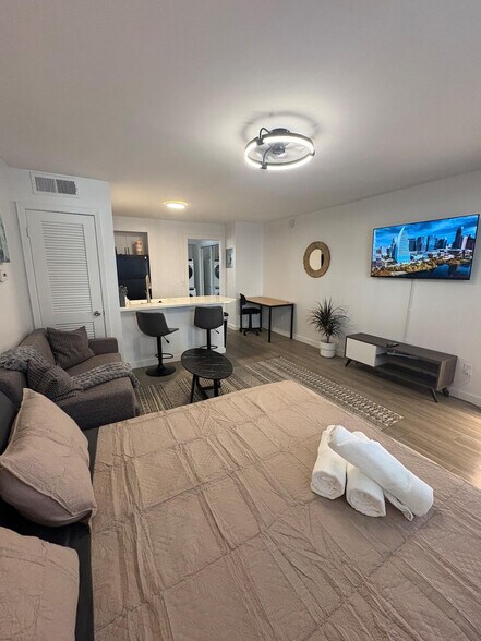 Building Photo - 3006 Stoneway Dr