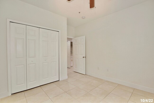 Building Photo - Beautiful 3/2 Spacious Condo with Lawn Car...