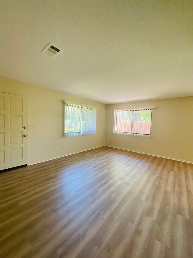 Building Photo - Your perfect Ventura retreat—spacious 3 be...