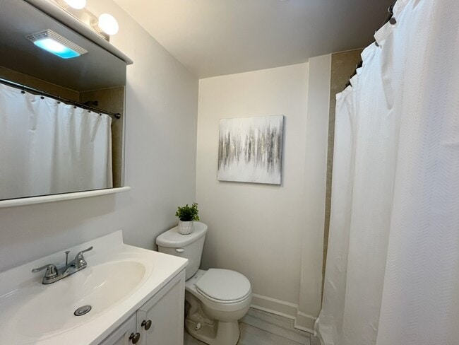 Building Photo - 3604 W Dickens Ave