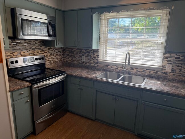 Building Photo - 300 McAlpine Dr SE