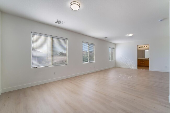 Building Photo - 3 bedroom, 2.5 bathroom, Summerlin Home, L...