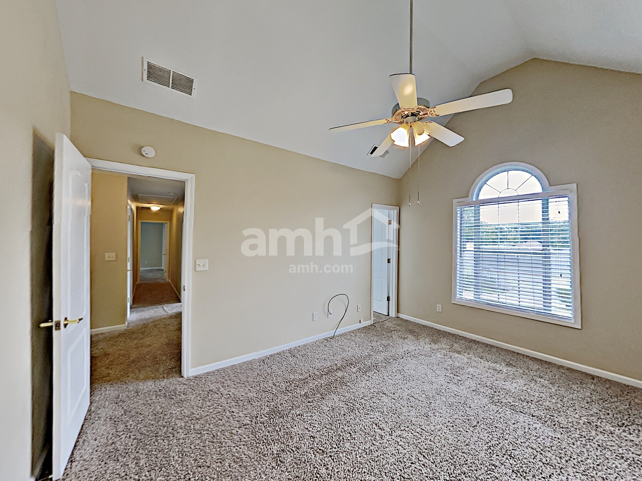 Building Photo - 1319 Vine Cir