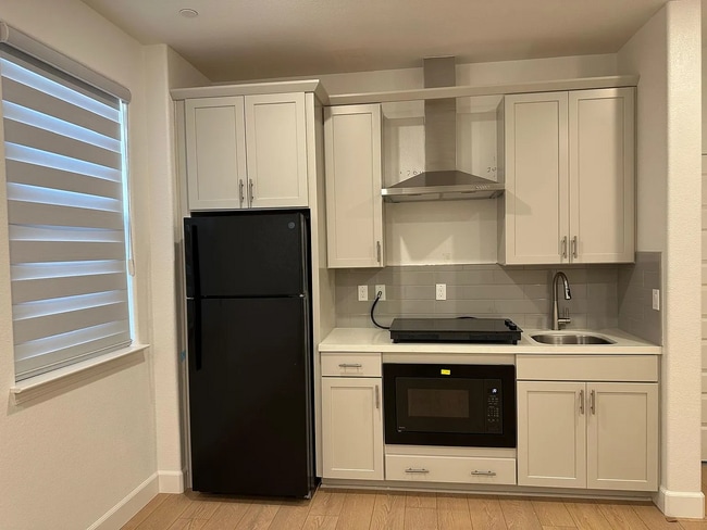 Building Photo - Next-Gen Unit(1 bedroom/ 1 bathroom) in Br...