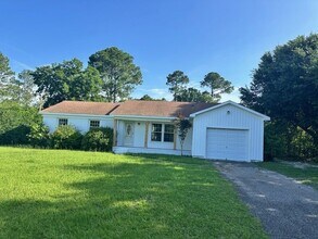 Building Photo - Centrally Located House