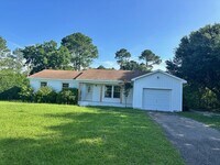Building Photo - Centrally Located House