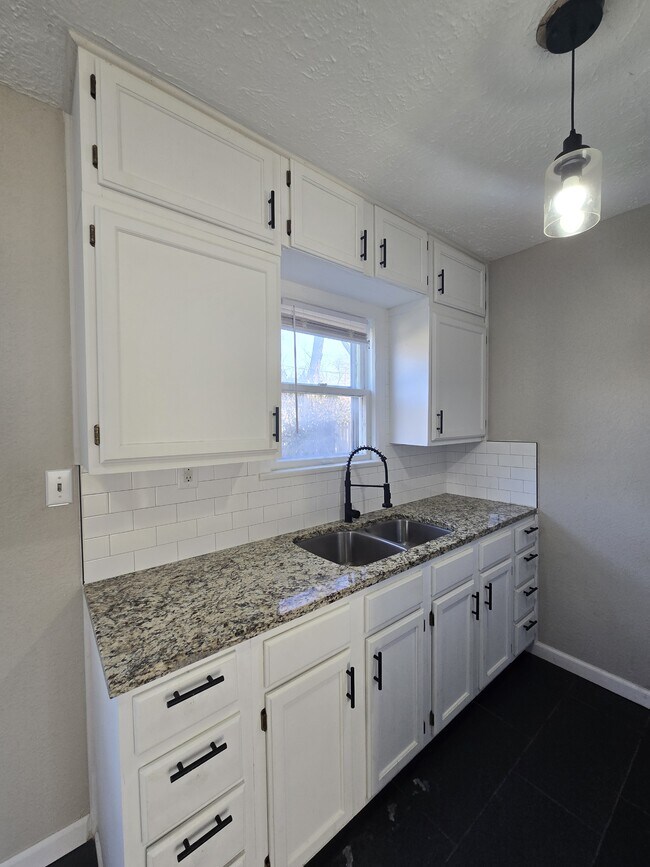 Building Photo - 1642 N Erie St