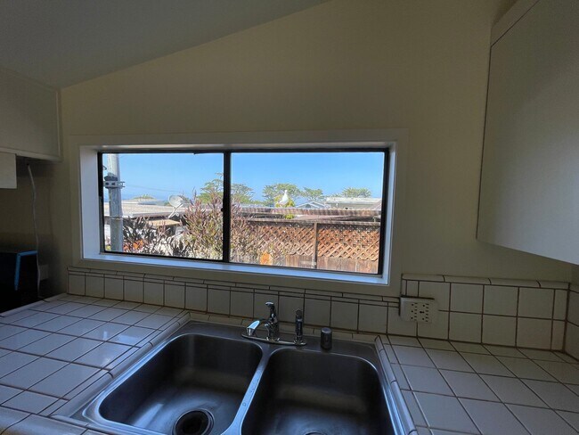 Building Photo - 2bd Monterey Cottage with Ocean Views
