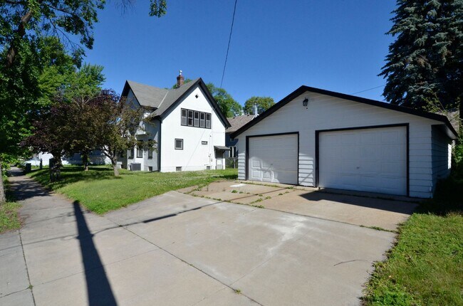 Building Photo - Beautiful Updated 5-Bed 2-Bath Home in NE Minneapolis!