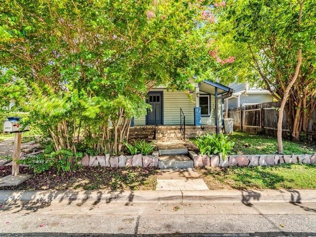Building Photo - 2314 Santa Rosa St