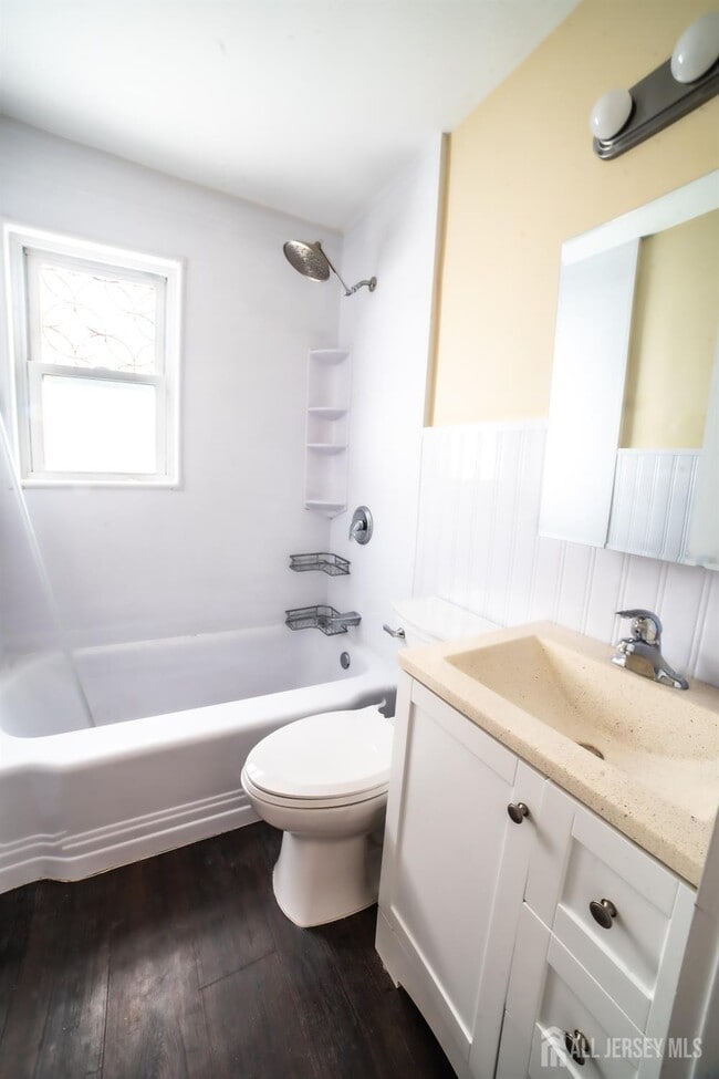 Building Photo - 341 David St