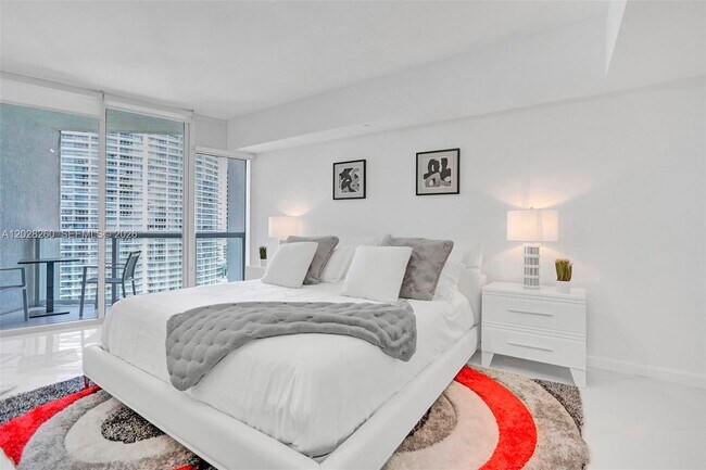 Building Photo - 475 Brickell Ave