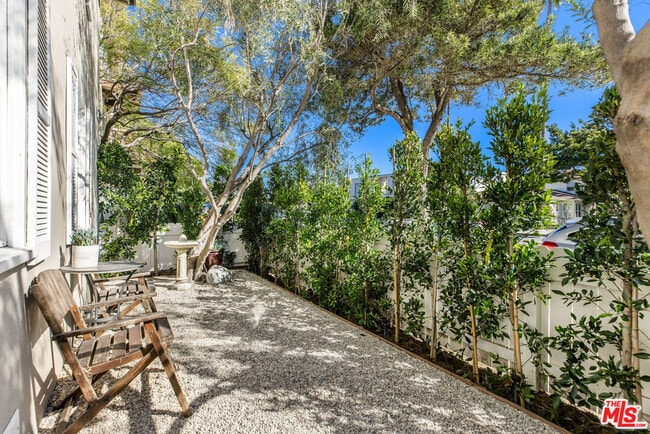 Building Photo - 2115 Ocean Park Blvd