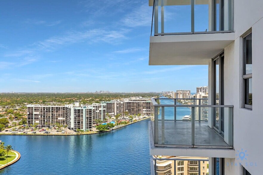 Building Photo - 4010 S Ocean Dr
