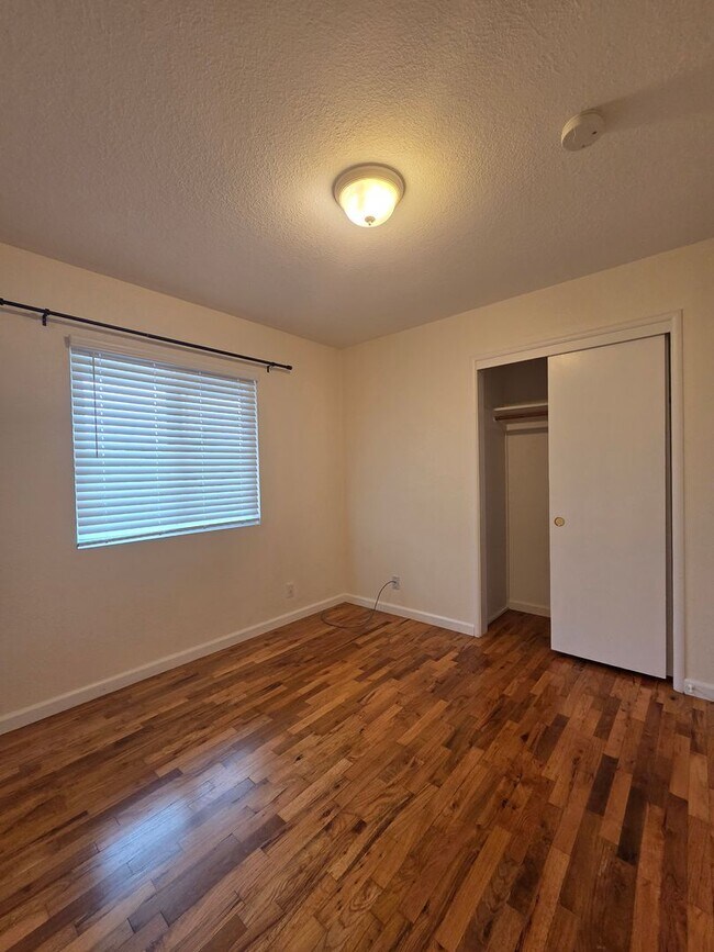 Building Photo - 3 bedroom 2 bath East Petaluma