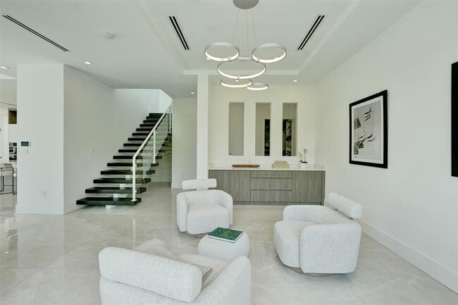 Building Photo - 1111 SE 9th Ave