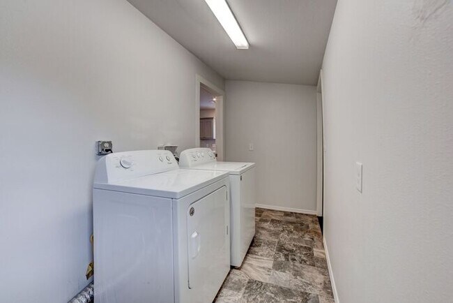 Building Photo - Charming 1920s Home - Fully Renovated