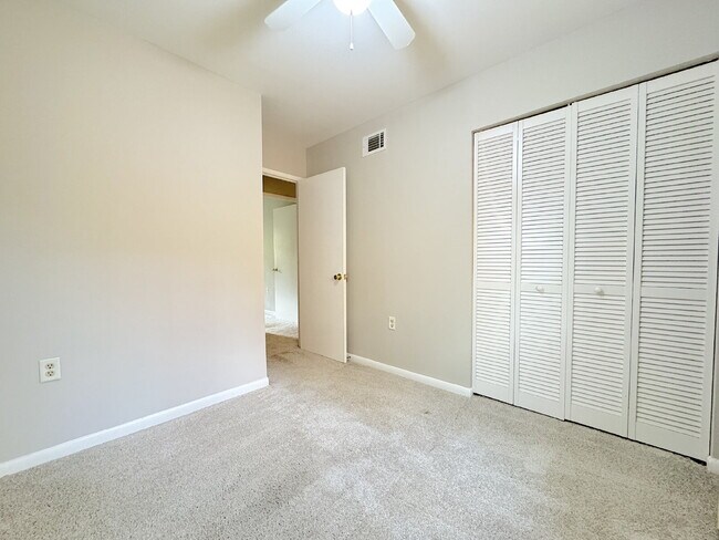 Building Photo - Charming Fairfax Townhome in a Prime Location