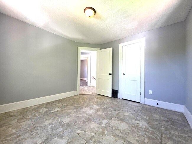 Building Photo - 408 Bacon Ave