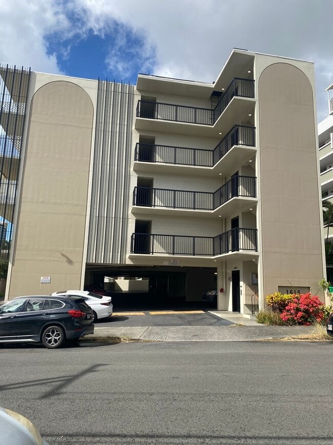 Building Photo - 2 bed, 1 bath, located on 4th floor. Inclu...