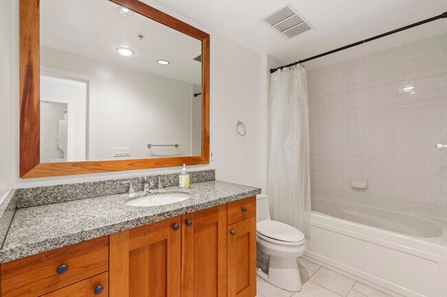 Building Photo - Stunning Marina District 2 Bedroom + a Lof...