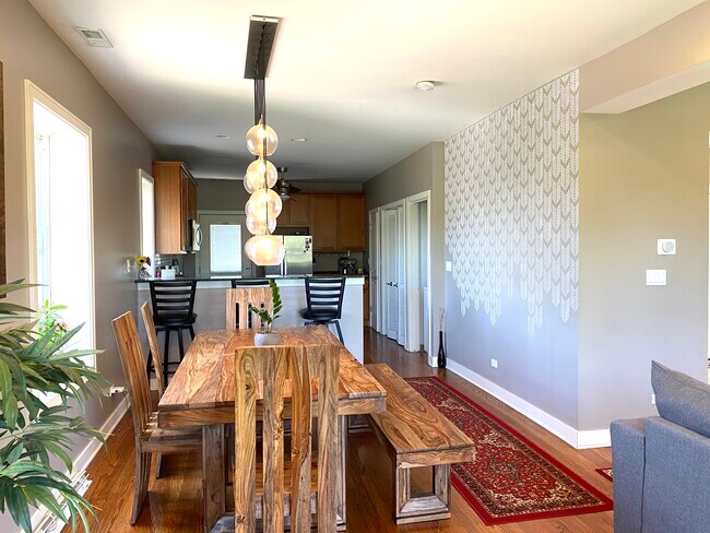 Building Photo - 3911 W Addison St