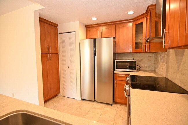 Building Photo - Nicely upated 2 Story Townhouse at Mansion Park with 2 Master Suites.