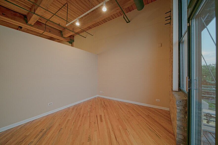 Building Photo - 2222 W Diversey Ave