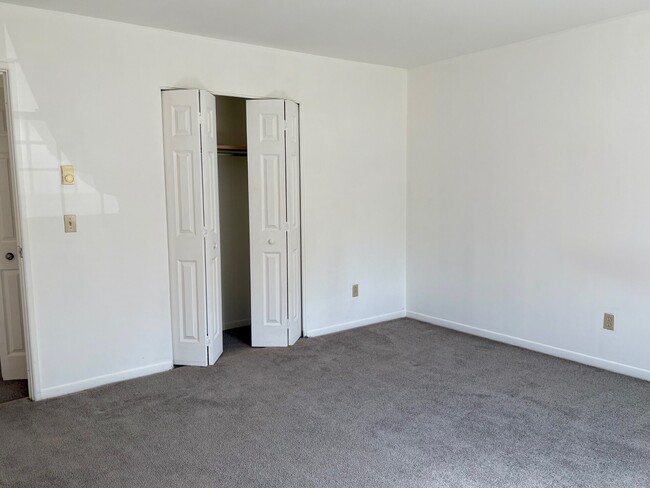Building Photo - 39 Briarwood Ln