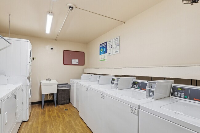 Building Photo - 1375 Rebecca Dr