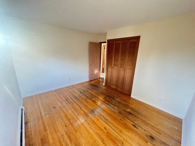 Building Photo - AVAILABLE JUNE 2025! HUGE 5 Bedroom, 2 Bath Home by UMD!