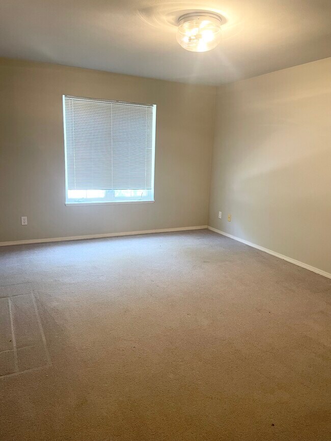 Building Photo - 2457 N Lynndale Dr