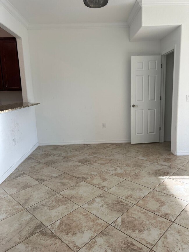 Building Photo - 3BR/2.5BA/1CG Townhome in Gran Paradiso